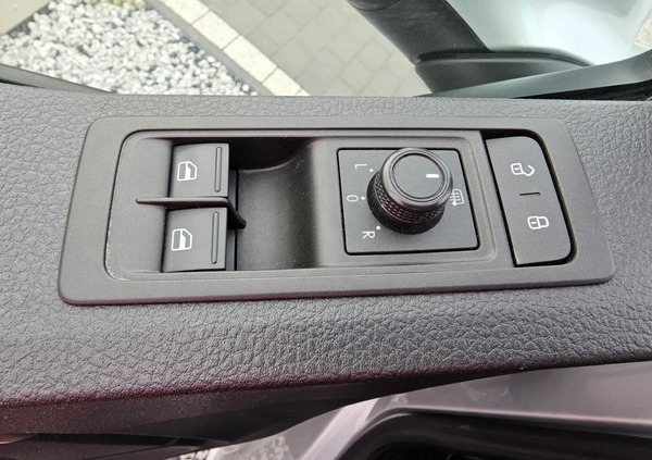 Volkswagen Caravelle cena 132717 przebieg: 180000, rok produkcji 2015 z Tarczyn małe 211